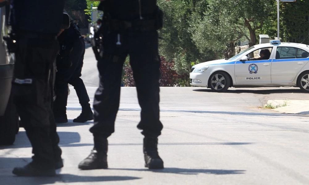 Συνέλαβαν πέντε Μπαγκλαντεσιανούς για λαθραία τσιγάρα και βρήκαν στα σπίτια τους 100.000 ευρώ